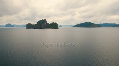 Tropikal plaj havadan görünümü. Tropik ada.