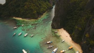 Tekneler, havadan görünümü ile tropikal plaj. Tropik ada.