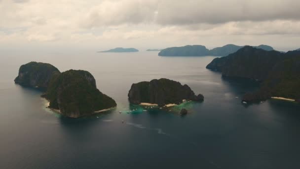 Plage tropicale avec bateaux, vue aérienne. Île tropicale . — Video