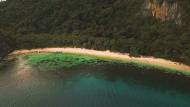 Spiaggia tropicale con barche, vista aerea. Isola tropicale . — Video Stock