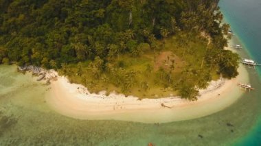 Tekneler, havadan görünümü ile tropikal plaj. Tropik ada.