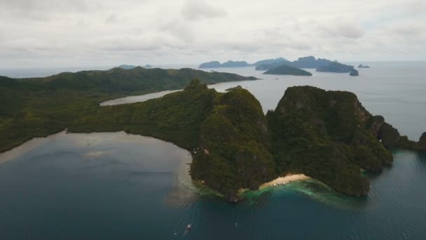 美しい湾上空表示。熱帯の島. — ストック動画