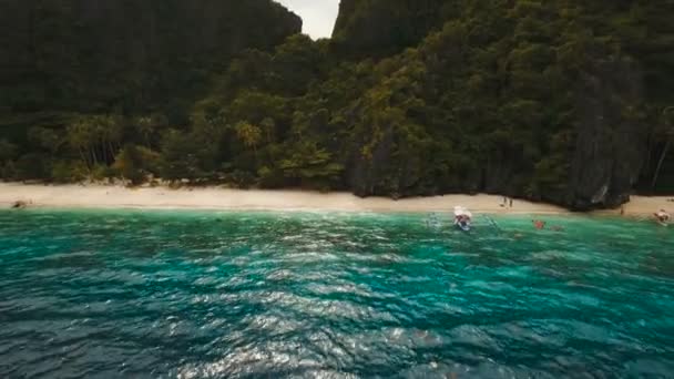 Praia tropical, vista aérea. Ilha tropical . — Vídeo de Stock