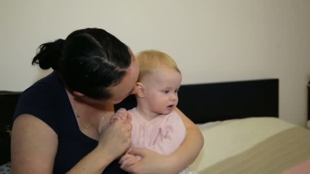 Mãe e bebê brincando e sorrindo em casa — Vídeo de Stock