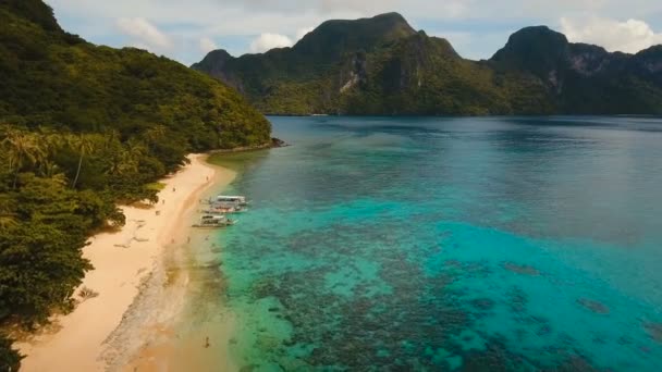 Plage tropicale avec bateaux, vue aérienne. Île tropicale . — Video