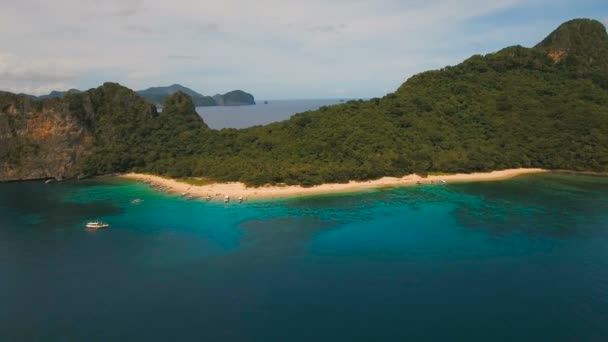 Tropisch strand met boten, luchtfoto. Tropisch eiland. — Stockvideo