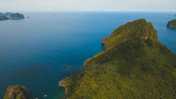 Tropická Pláž s loděmi, letecký pohled. Tropický ostrov. — Stock video