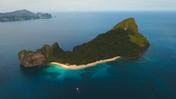 Tropisch strand met boten, luchtfoto. Tropisch eiland. — Stockvideo