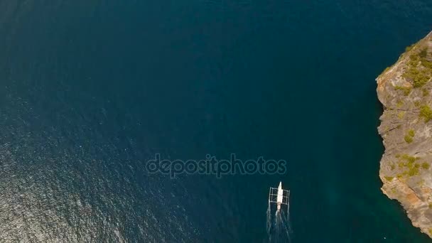Катер на море, вид с воздуха . — стоковое видео