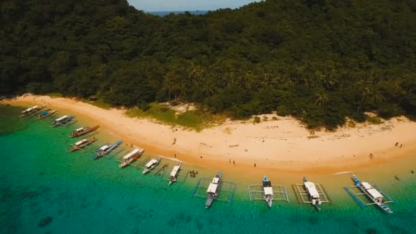 Praia tropical com barcos, vista aérea. Ilha tropical . — Vídeo de Stock