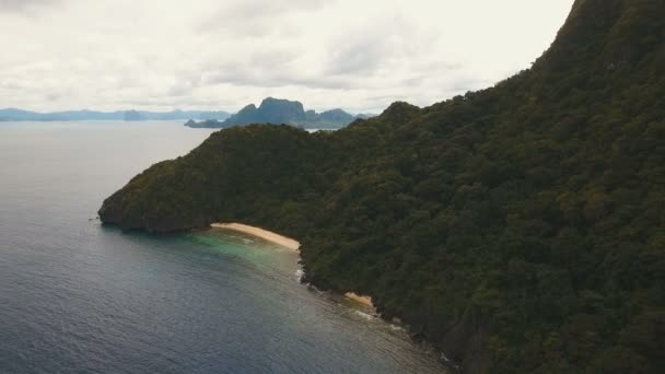 Plage tropicale, vue aérienne. Île tropicale .