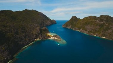 Tropik ada ve kumlu plajları, havadan görünümü. El Nido