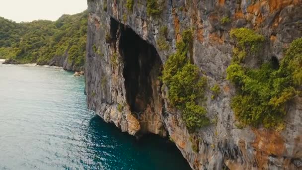 Bella laguna tropicale, vista aerea. Grotta nella roccia . — Video Stock