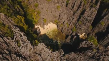 Güzel gizli tropikal lagün, havadan görünümü. Tropik ada.