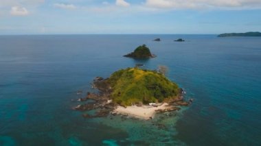 Hava güzel bir plaj tropikal bir adada görüntüleyin. Filipinler, El Nido.