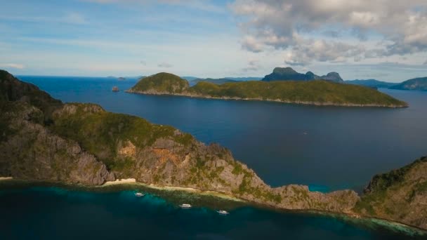 Η όμορφη εναέρια θέα στον κόλπο. Τροπικά νησιά. — Αρχείο Βίντεο