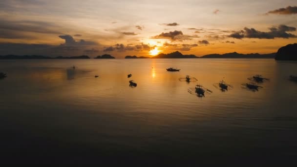 Prachtige zonsondergang boven zee, luchtfoto. — Stockvideo