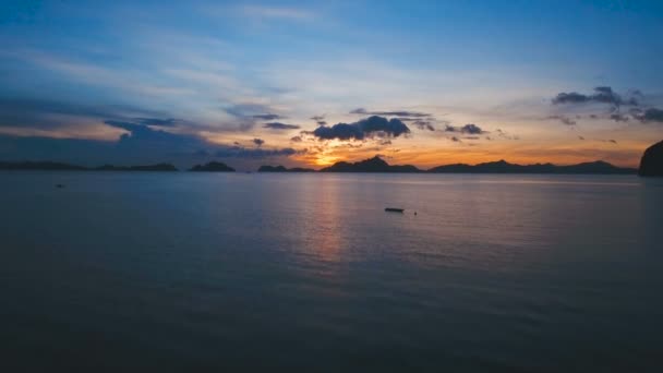 Vacker solnedgång över havet, Flygfoto. — Stockvideo