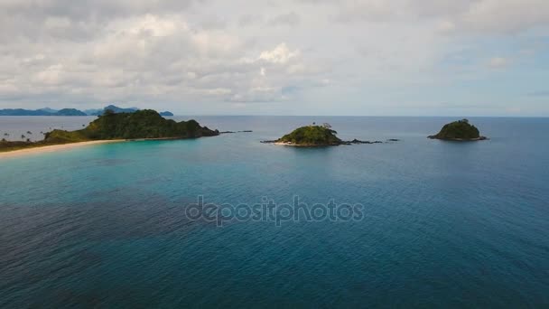 Güzel defne havadan görünümü. Tropikal adalar. Filipinler, El Nido. — Stok video