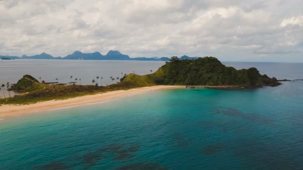 Antenn Visa vacker strand på en tropisk ö. Filippinerna, El Nido. — Stockvideo