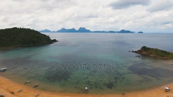 Hava güzel bir plaj tropikal bir adada görüntüleyin. Filipinler, El Nido. — Stok video