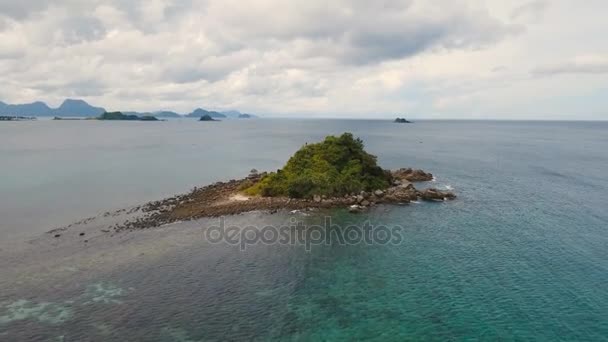 Hava güzel bir plaj tropikal bir adada görüntüleyin. Filipinler, El Nido. — Stok video