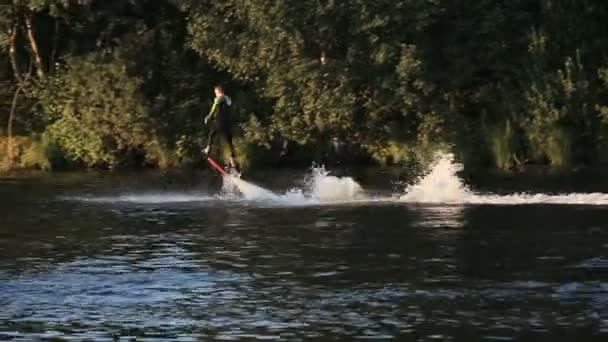 Při přechodu deska jezdec. Fly Radě rider. — Stock video