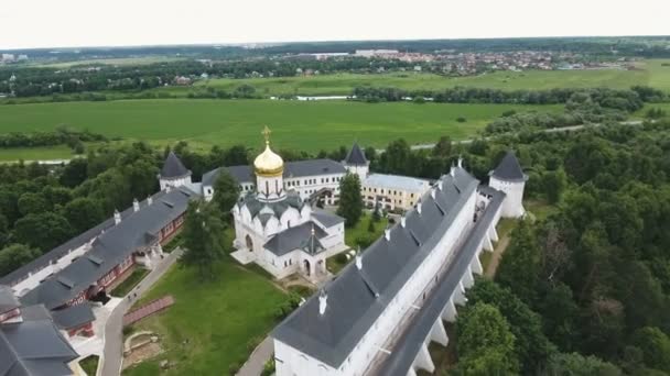 Monasterio cristiano ortodoxo.Vista aérea — Vídeo de stock