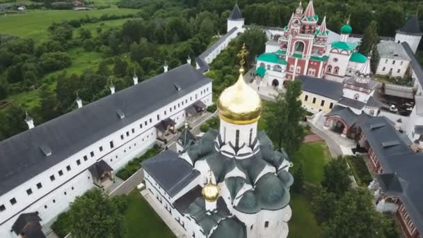 Orthodoxe christelijke klooster. Luchtfoto — Stockvideo