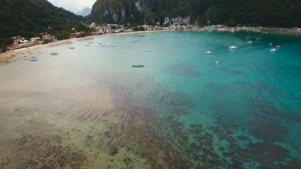 A bela baía com barcos. Vista aérea . — Vídeo de Stock