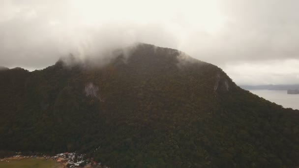Den vackra bukten med bergen stenar Flygfoto. Tropiska öar. — Stockvideo