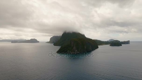 Красивый залив с горами скал вид с воздуха. Тропические острова . — стоковое видео