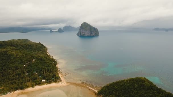 Die schöne Bucht mit den Bergen Felsen Luftaufnahme. tropische Inseln. — Stockvideo