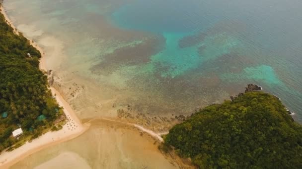 Letecký pohled krásné pláže na tropickém ostrově. Filipíny, El Nido. — Stock video