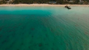 Tropikal adada hava manzaralı güzel bir plaj. Filipinler Boracay Adası.