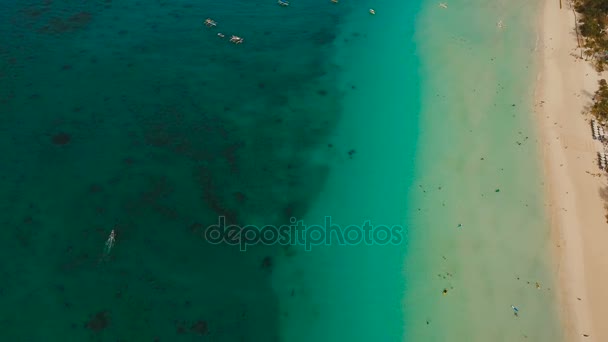 Flygfoto vacker strand på tropiska ön. Boracay ön Filippinerna. — Stockvideo