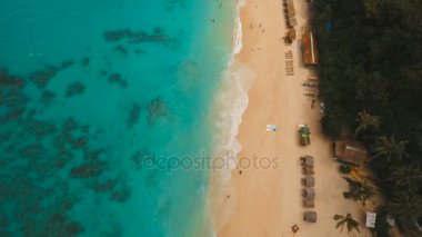 Tropikal adada hava manzaralı güzel bir plaj. Filipinler Boracay Adası.