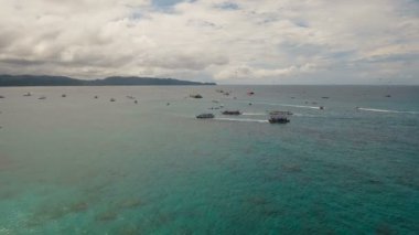 Plaj merkezindeki deniz eğlencesi. Boracay Adası Filipinleri..