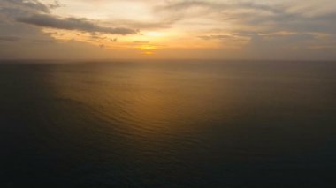 Deniz, hava görünümünü üzerinde güzel gün batımı. Boracay Adası Filipinler.