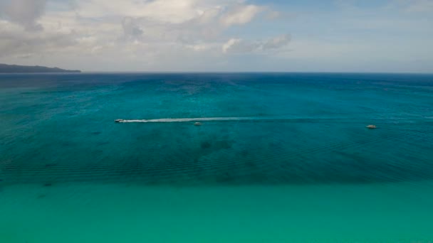 Моторний човен на березі моря, пташиного польоту. Острів Боракай Філіппіни. — стокове відео