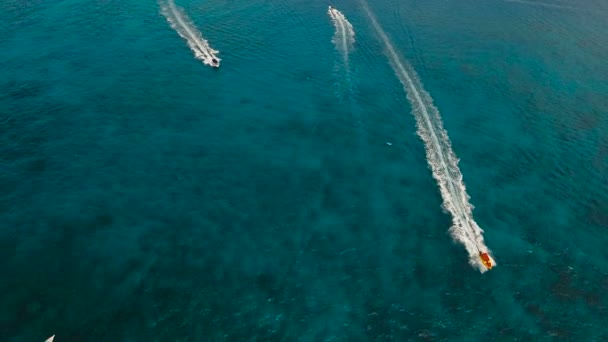 Speedboot op de zee, luchtfoto. Boracay island, Filippijnen. — Stockvideo