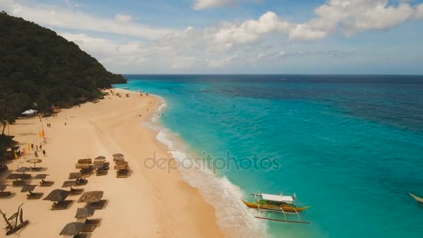 Légi kilátás gyönyörű strand a trópusi szigeten. Boracay-sziget Fülöp-szigetek. — Stock videók