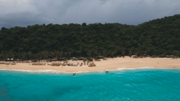 Légi kilátás gyönyörű strand a trópusi szigeten. Boracay-sziget Fülöp-szigetek. — Stock videók