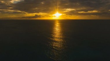 Deniz, hava görünümünü üzerinde güzel gün batımı. Boracay Adası Filipinler.