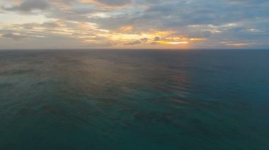 Deniz, hava görünümünü üzerinde güzel gün batımı. Boracay Adası Filipinler.