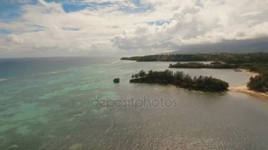 Tropikal adada hava manzaralı güzel bir plaj. Filipinler Boracay Adası.