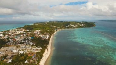 Tropikal adada hava manzaralı güzel bir plaj. Filipinler Boracay Adası.