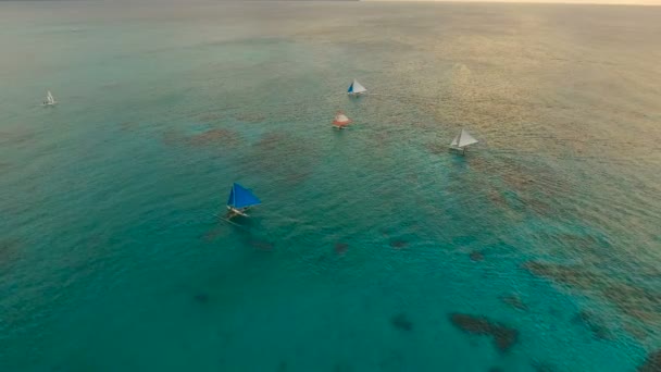 Hermosa puesta de sol sobre el mar, vista aérea. Isla de Boracay Filipinas . — Vídeos de Stock