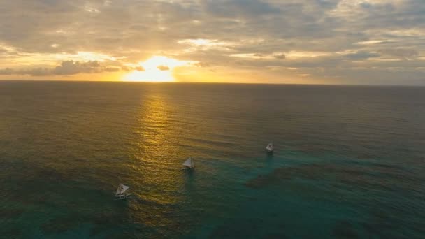 Prachtige zonsondergang boven zee, luchtfoto. Boracay island, Filippijnen. — Stockvideo