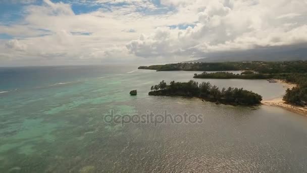 Légi kilátás gyönyörű strand a trópusi szigeten. Boracay-sziget Fülöp-szigetek. — Stock videók